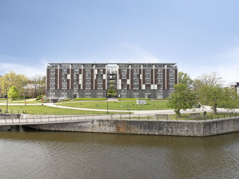 Dit prachtige appartement bevindt zich op een uitzonderlijke locatie in Gent, aan het Jan van Hembysebolwerk, een plek die de naam draagt van de histo
