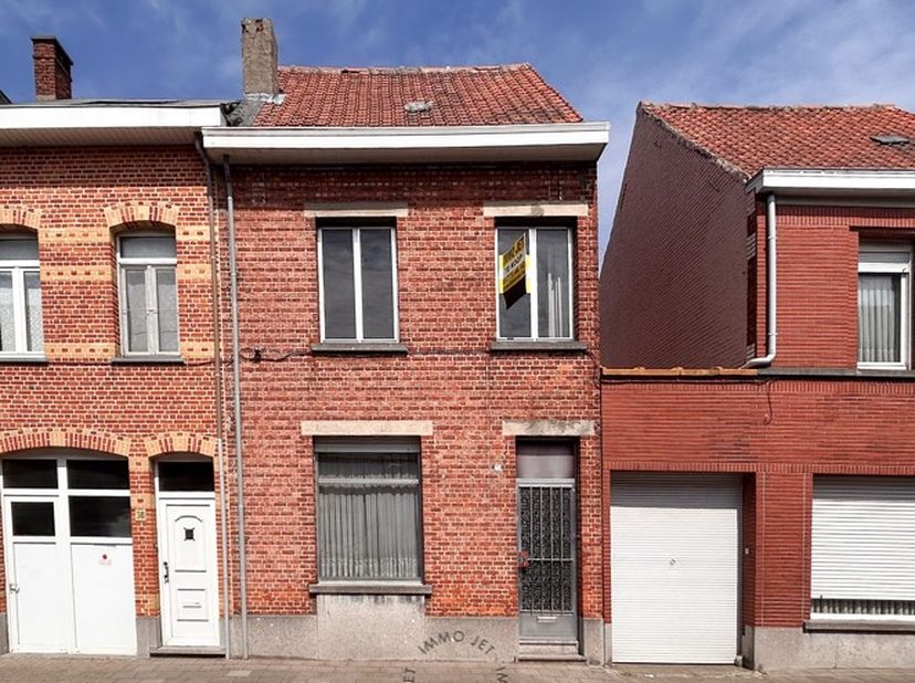 Deze te renoveren woning heeft een gevelbreedte van 5m en 25m diep bebouwd, ze beschikt over een grondoppervlakte van 400m².&lt;br /&gt;
Op het gelijkvloers