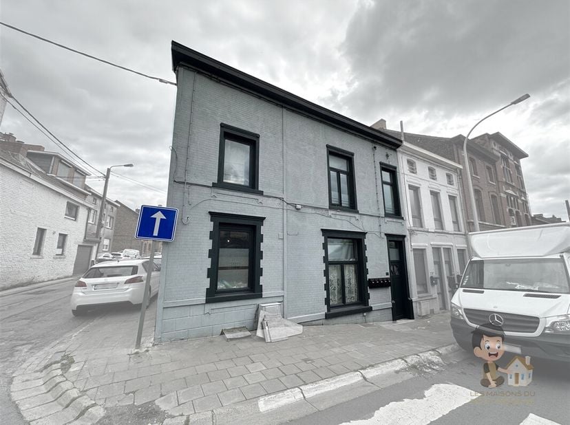 Les maisons du petit Nicolas a le plaisir de vous présenter ce lot de 2 maisons situées à Gilly !&lt;br /&gt;
La première maison sur la gauche se compose de