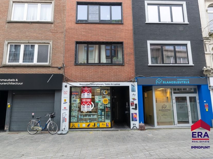 À vendre : Espace commercial à un emplacement de choix à Louvain Opportunité unique ! Ce vaste espace commercial est idéalement situé au cur de Louvai