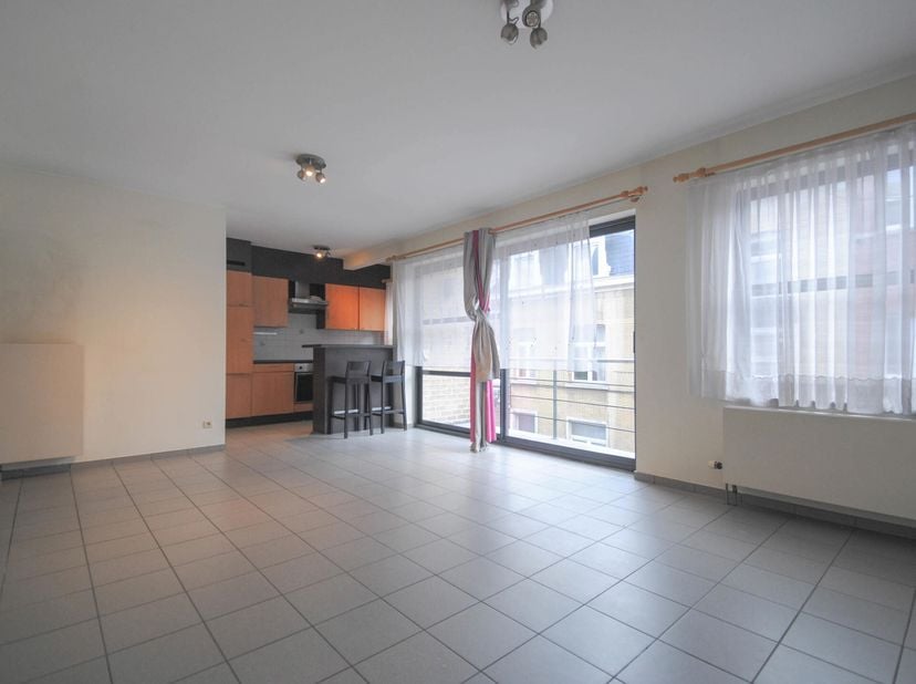 TRIOR vous propose à proximité immédiate de la Place Miroir ce charmant appartement situé au 2ème étage. Il comprend : un  hall d&#039;entrée, un living av