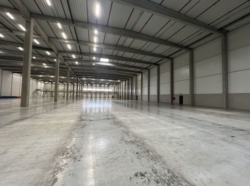 Dit recente en uitstekend gelegen magazijn met kantoren bevindt zich in een strategisch gelegen industriezone in Boom, met vlotte verbindingen richtin