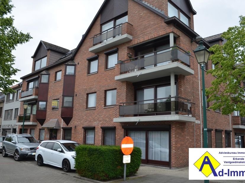 Appartement met twee slaapkamers op de rand van het Centrum met een mooi open zicht op het groene Koning Albert 1-plein en de vroegere carmelietessen-