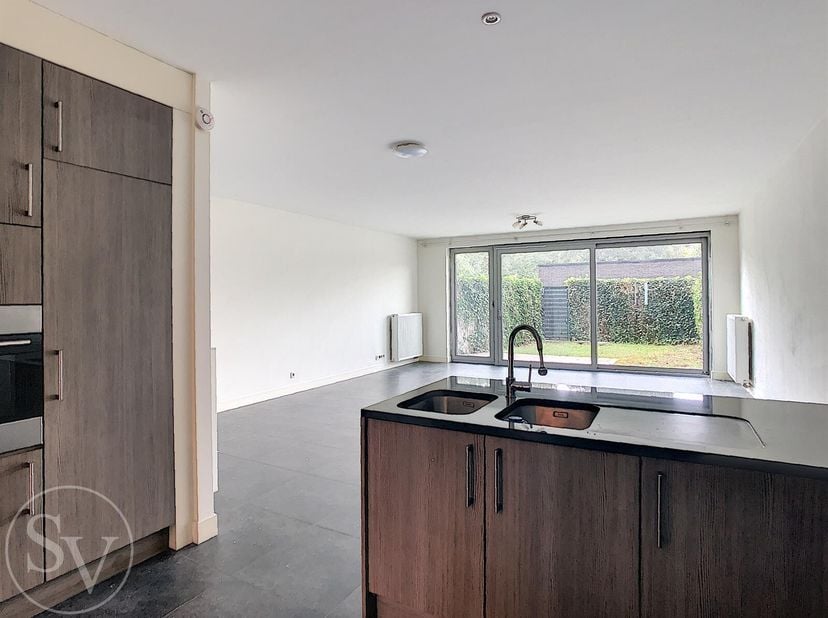 Ontdek dit charmante gelijkvloers appartement met garagebox (nr 14), perfect gelegen in het centrum van Kapellen. Dit aangename appartement biedt een