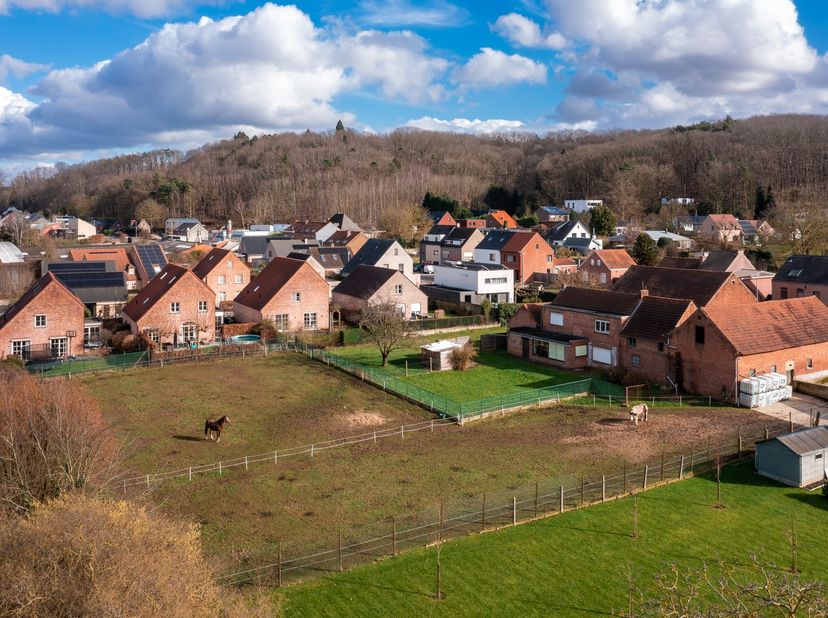 Uniek vastgoedproject dat kan ontwikkeld worden tot verschillende bouwloten.&lt;br /&gt;
Gelegen op een uitstekende locatie tussen centrum van Holsbeek en L