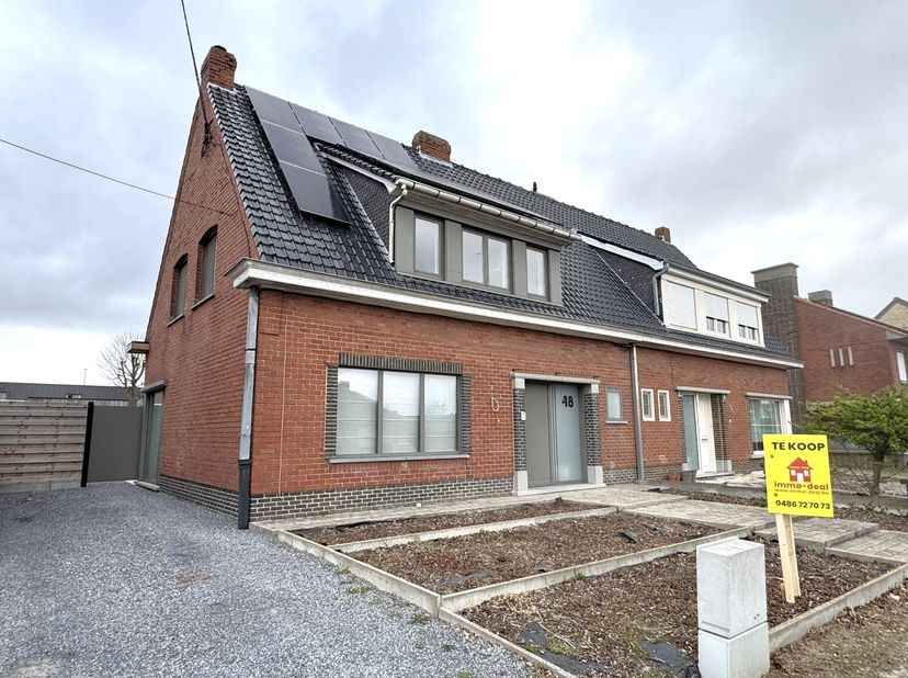 Deze gerenoveerde HOB (met 4 slaapkamers) geniet een centrale ligging te Waregem (Beveren-Leie), dichtbij scholen, diverse winkels en een vlotte verbi