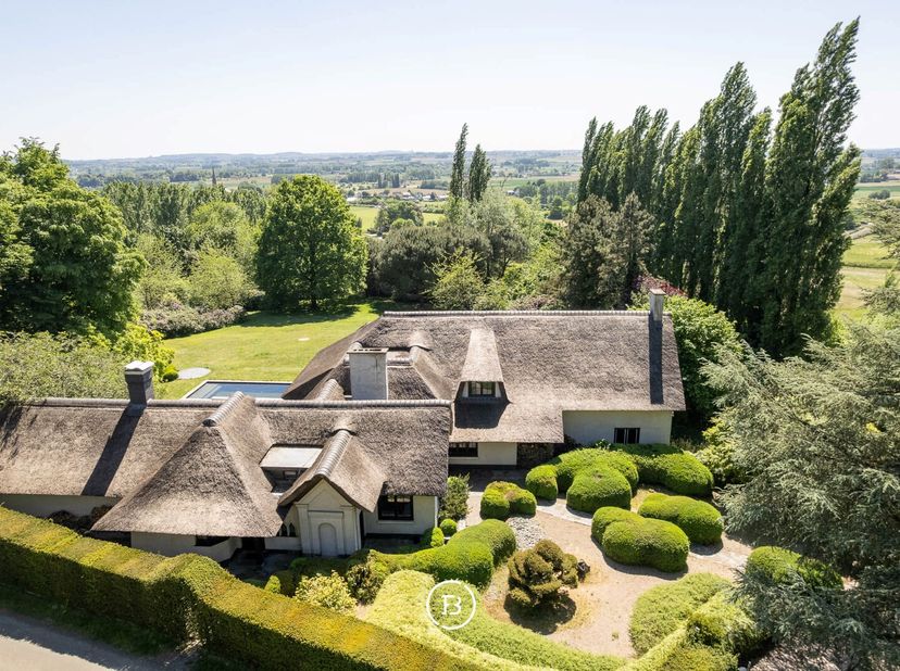 Dans un emplacement exceptionnel sur la Scherpenberg, au milieu de la verdure et avec une intimité totale, se trouve cette villa de caractère sur un t