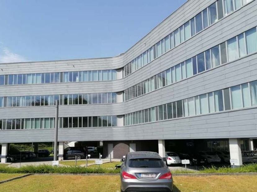 Bureaux situés dans le Parc scientifique de l&#039;UCL. Immeuble en bon état construit en 2009. Nombreuses facilités, transports en commun et parking dans