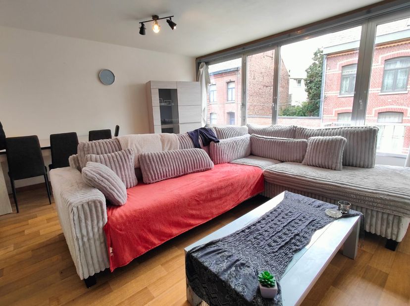 Dit appartement situeert zich pal in het centrum van Ardooie en licht vlakbij alle lokale handelaars. Indeling: inkomhal met vestiaire met apart gaste