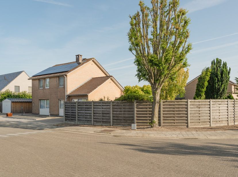 Mooie vrijstaande woning rustig gelegen op 574 m² met mooie aangelegde privé tuin en met indeling: op gelijkvloers: mooie woonkamer, aparte keuken met