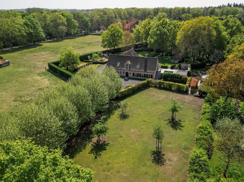 Aan de rand van het Ryckeveldebos, vlak bij Brugge, ligt deze instapklare villa verscholen op een uitgestrekt perceel van 7.141 m². De combinatie van