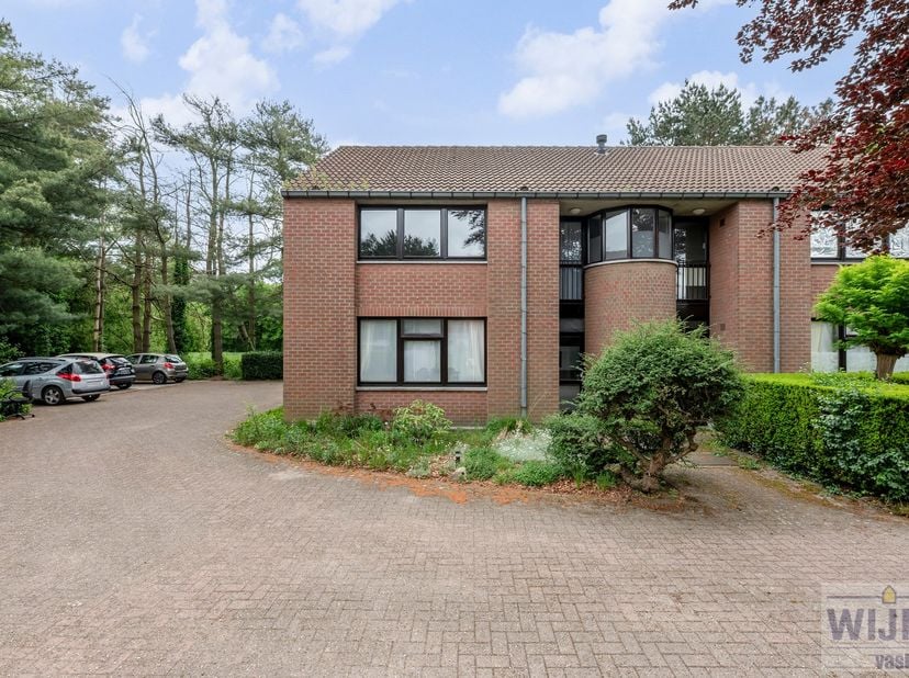 Deze charmante halfopen woning is rustig gelegen in een doodlopende straat achterin de voormalige Goorboshoeven, aan het einde van de Goorboslei. De l