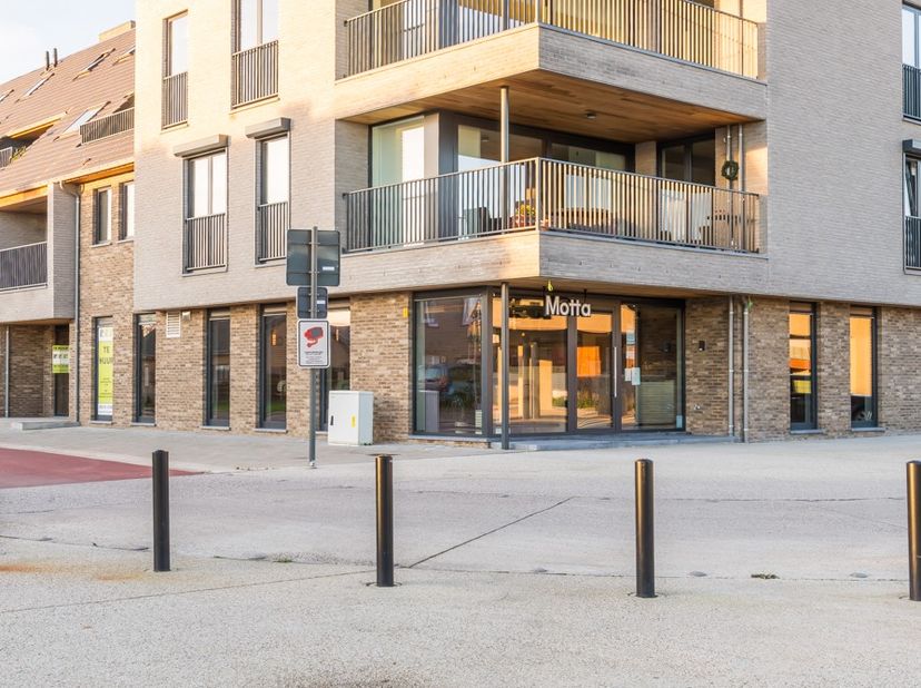 LIGGING&lt;br /&gt;
Dit ruime en moderne handelspand is momenteel ingericht als brasserie/lunchzaak en bevindt zich op een top locatie in het gezellige cent
