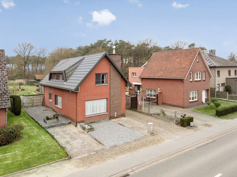 Vrijstaand woonhuis met 3 slaapkamers.&lt;br /&gt;
Gelegen op een fraai perceel van 9a62ca, langs een doorgaande weg met een vlotte verbinding naar Bocholt,