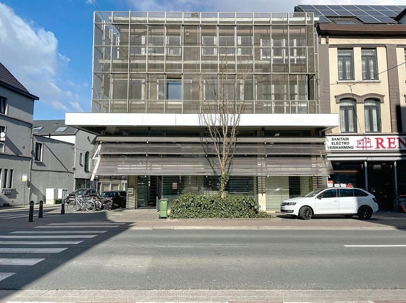 Vous recherchez une propriété commerciale spacieuse dans un emplacement idéal? Ce bâtiment, situé à Sint-Amandsberg près de Gand-Dampoort, offre une s