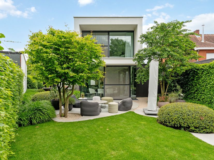 Ontdek deze stijlvolle en instapklare woning in een rustige buurt van Kontich, omringd door groen en charme.&lt;br /&gt;
Bij het betreden van de woning kom