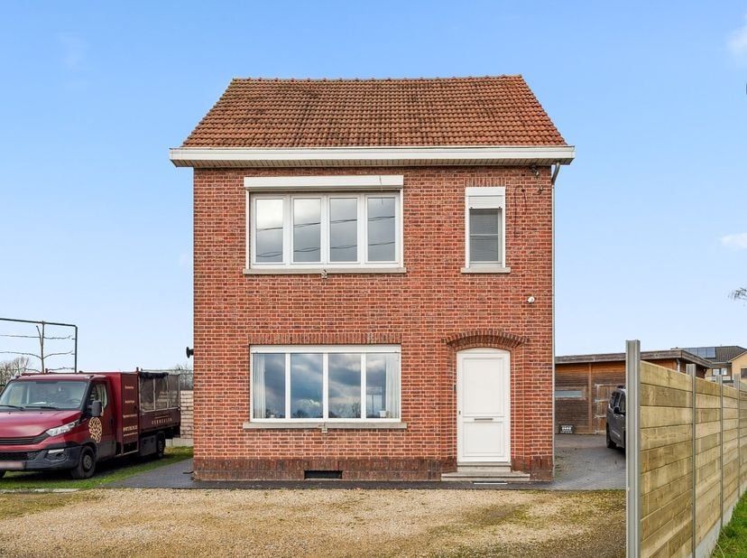 Découvrez cette maison prête à emménager située au 12 Tiensesteenweg à Bunsbeek, à seulement 5 minutes du centre de Tirlemont. Nichée sur un grand ter
