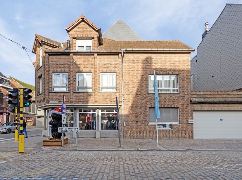 Opbrengsteigendom te koop in centrum Avelgem. Deze eigendom bestaat uit een ruim duplex appartement met 5 slaapkamers en een handelspand met garagebox