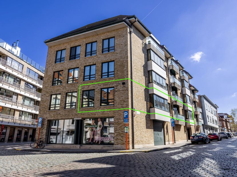 Welkom in dit schitterend appartement op de eerste verdieping dat maar liefst 136m² bewoonbare oppervlakte biedt. Dit is het ideale appartement voor w