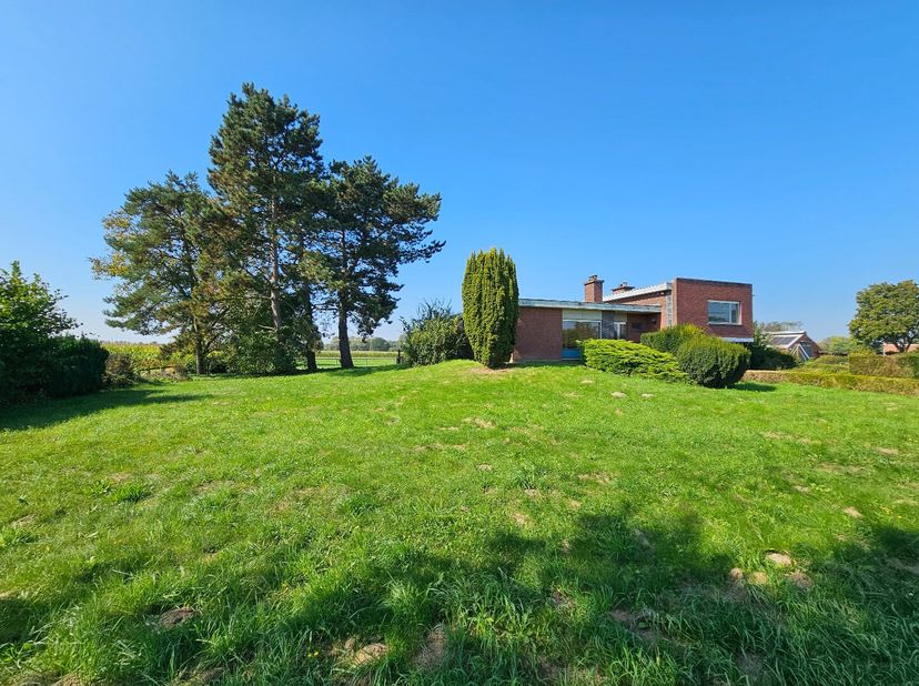 Ce bâtiment ouvert Â sur deux niveaux Â est situé dans le quartier calme et rural de Perk. La maison a été construite en 1970 sur un terrain de 24a 8