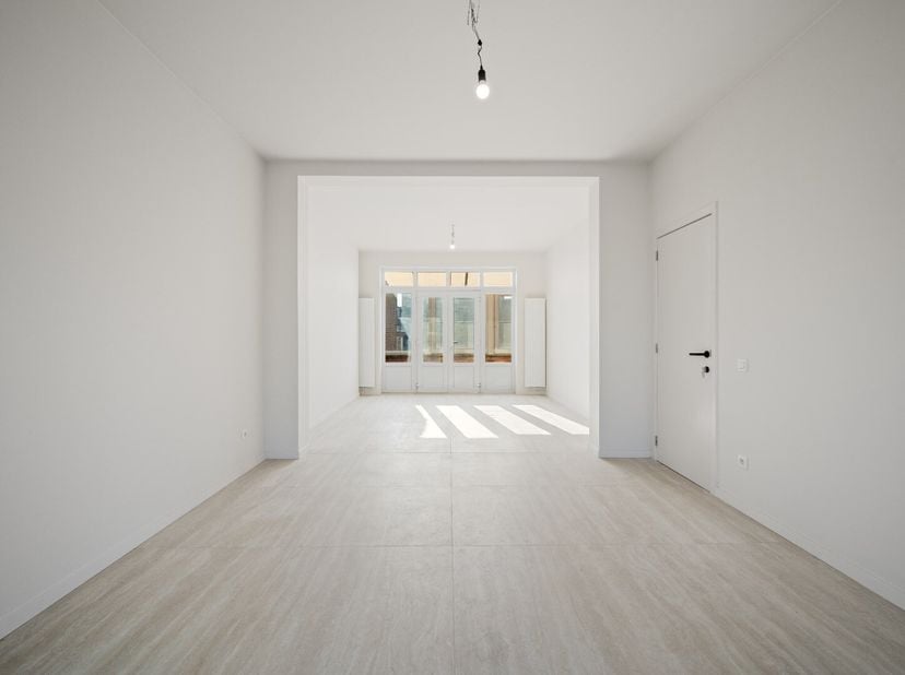 Zie ook virtuele tour. Gerenoveerde woning. Omvat: op het gelijkvloers een inkomhal met trap, een WC, een living, een  keuken, een berging en een vera