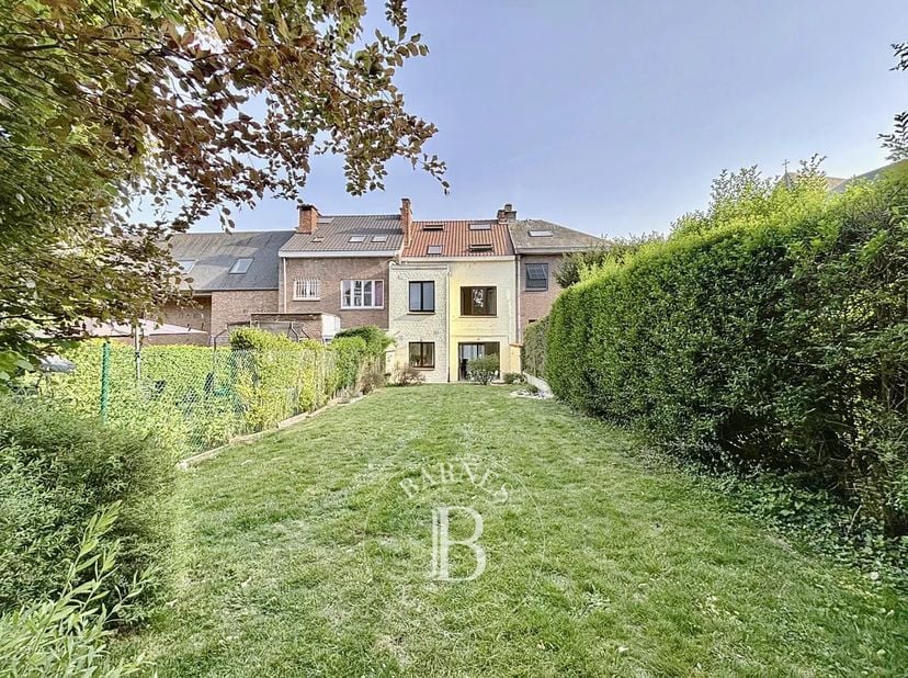 Barnes Brussels biedt te koop aan deze aantrekkelijke gezinswoning van 256m2 in totaal (215m2 woonoppervlakte), gelegen in Watermaal-Bosvoorde, dicht