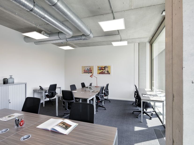 Bureaux ou lieux de travail à louer dans un endroit extrêmement accessible à Courtrai.&lt;br /&gt;
Une façon unique de travailler grâce à une présence dans