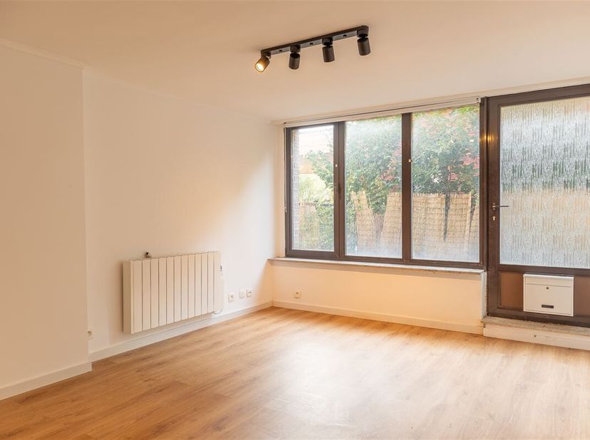 Property One vous propose des bureaux idéalement situé sur lavenue de la Forêt de Soignes à proximité du centre. Les bureaux disposent de deux entrées