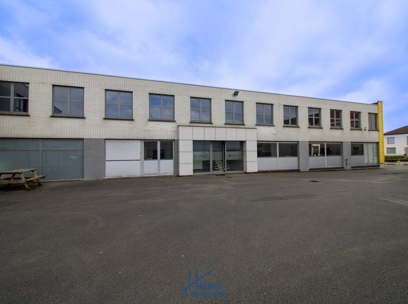 Dit bureel bevindt zich in hetzelfde gebouw als Supra Bazar Hulste, weliswaar met andere toegang (achterkant van het gebouw). Via de trap komt u binne