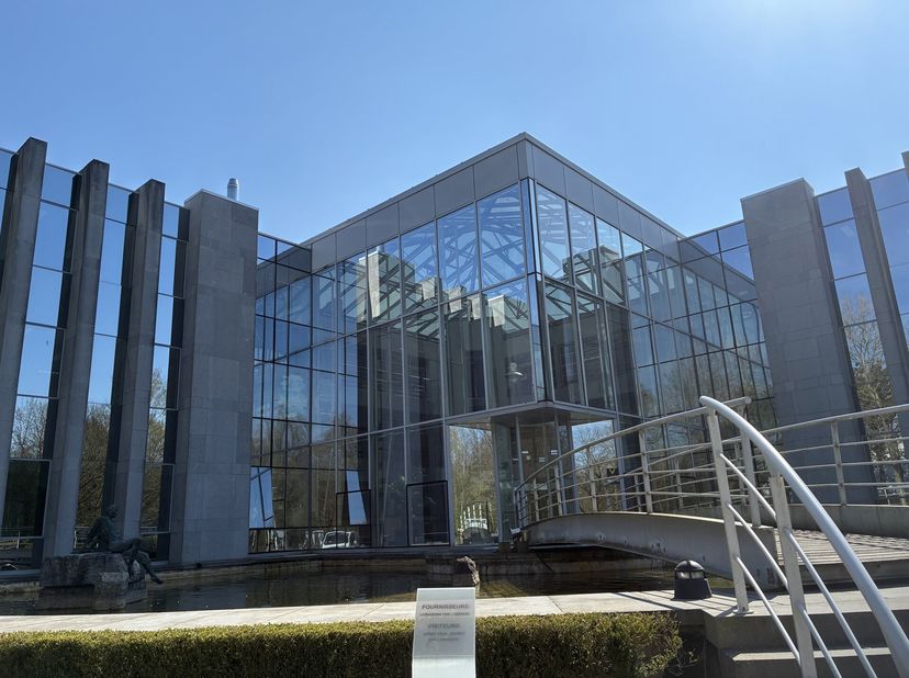Bureaux stratégiquement situés entre le centre de Louvain-la-Neuve et le Parc Scientifique Einstein.&lt;br /&gt;
Proximité immédiate avec le N25 et la E411.