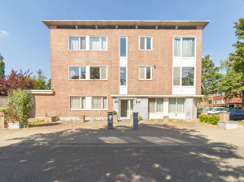 Welkom in de Timmerdonckstraat 21, waar charme, ruimte en comfort samenkomen. Deze karaktervolle duplexwoning is gelegen in een rustige, groene buurt