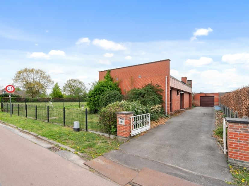 Op te knappen woning type bungalow Open Bebouwing op 684m² grondaandeel. Inkom, keuken, leefruimte, keuken, badkamer en slaapkamers. Berging , tuin en