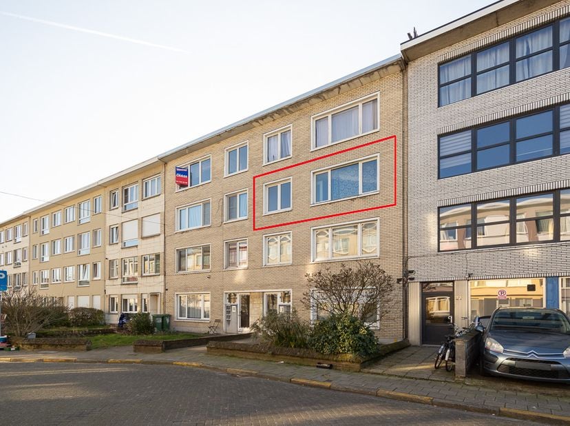 Dit goed bereikbaar appartement is gunstig gelegen in Deurne-Noord.&lt;br /&gt;
Het omvat: inkomhal met ingemaakte kast en parlofoon, leefruimte, badkamer m