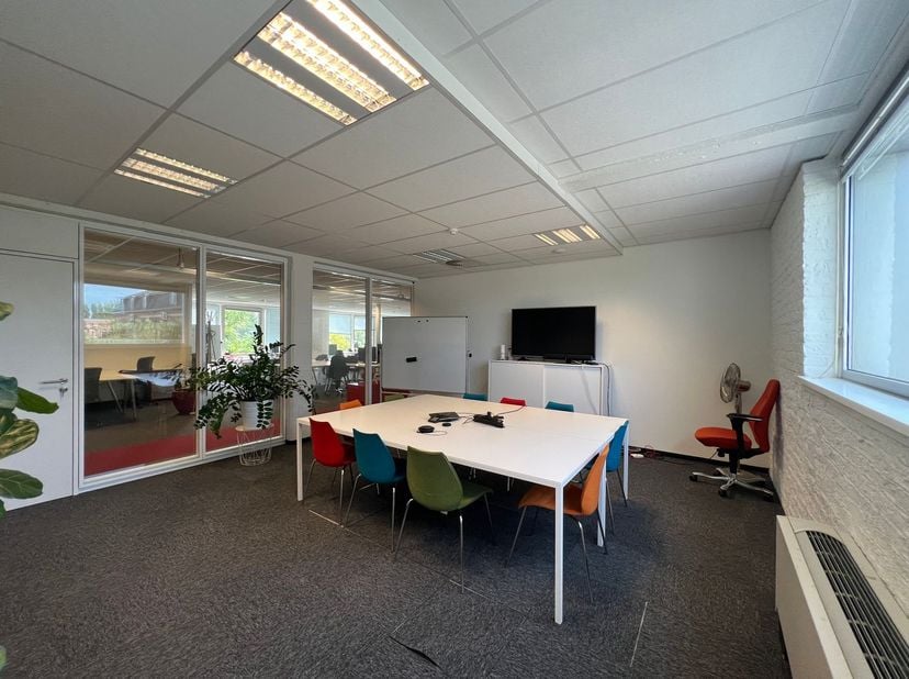 Uniek gelegen instapklare kantoren van 399 m² te huur op slechts 2 km van het centrum van Gent en op amper 2 min van de E17-E40.&lt;br /&gt;
&lt;br /&gt;
De kanto