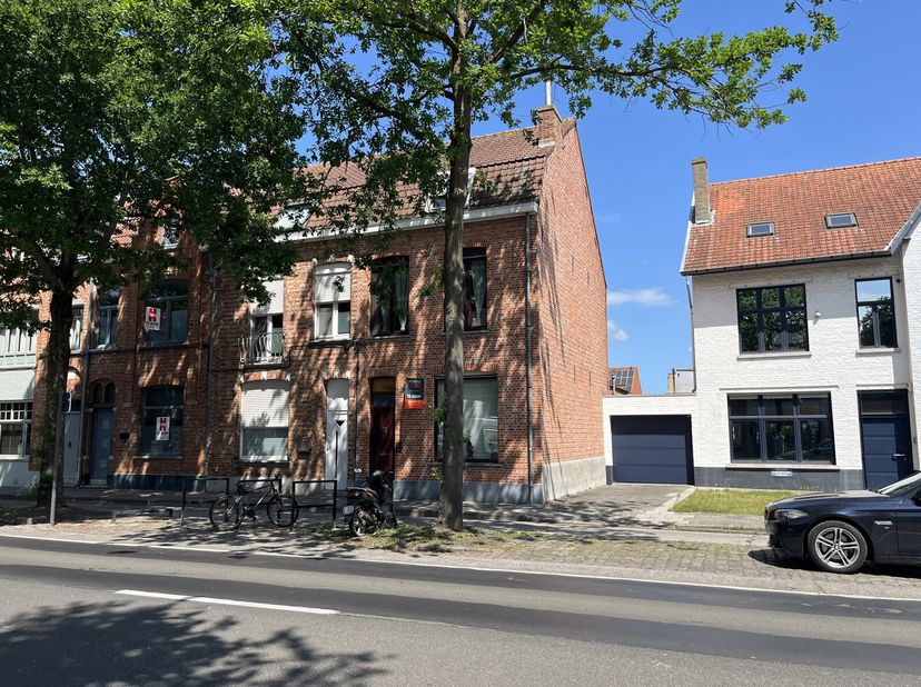 Deze woning dankt zn mobiscore van 9/10 aan zn nabijheid tegenover winkels, scholen, openbaar vervoer en zn ligging op wandelafstand van centrum Brugg