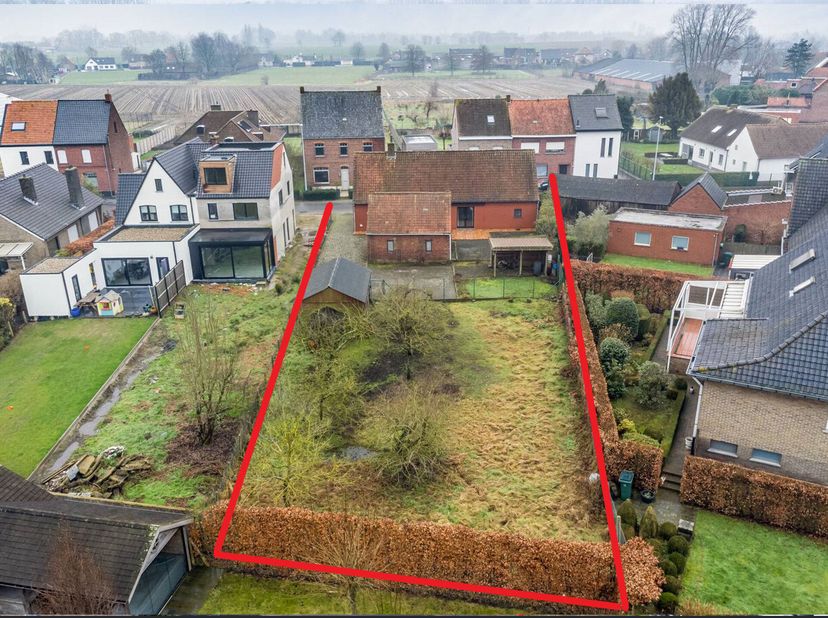 Landelijk gelegen stuk bouwgrond met af te breken woning op 939m². Er is een mogelijkheid tot open woning maar - na goedkeuring - ook eventueel mogeli