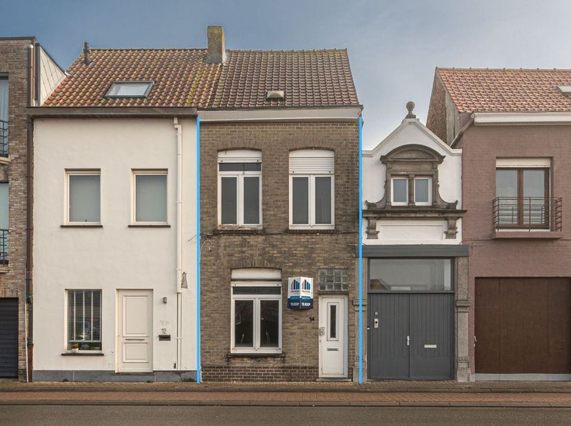 Te renoveren woning met 2 slaapkamers (mogelijkheid tot 3 slpk) gelegen op een goede locatie te Wenduine nabij centrum, winkels, openbaar vervoer, zee