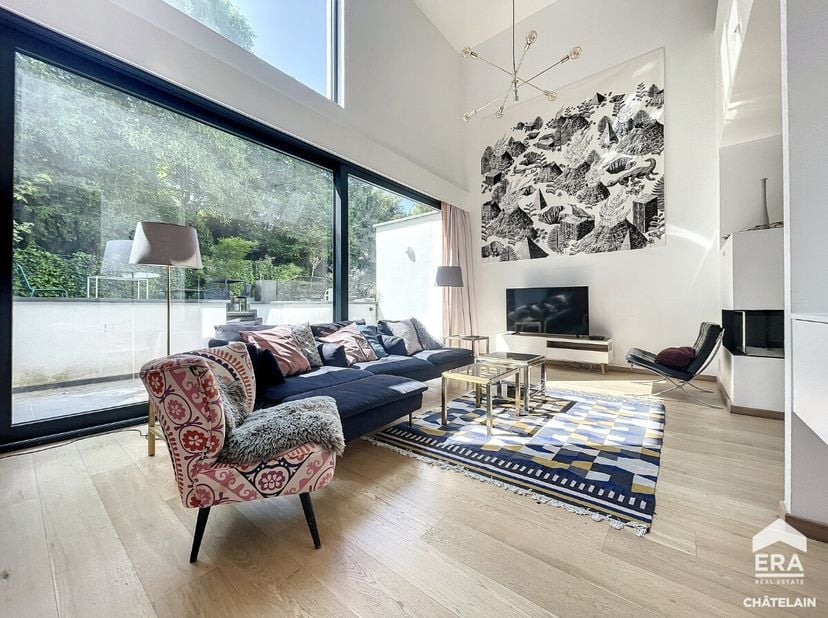 ERA CHATELAIN vous propose cette maison de construction récente idéalement située dans le quartier sympathique de Saint-Job à proximité du Lycée Franç