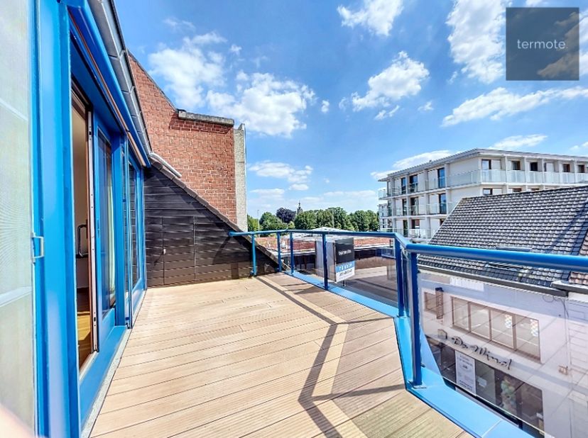 Wie op zoek is naar een zeer ruim appartement in het volle centrum van Waregem zal hier zeker zijn voldoening vinden!&lt;br /&gt;
Met zijn 246m² bewoonbare