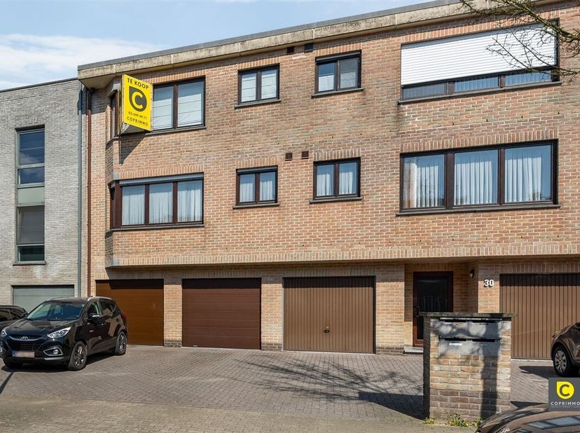 Dit verzorgd 2 slaapkamer appartement (ca. 86 m²) met terras bevindt zich op wandelafstand van het dorp van Aartselaar en heeft een zeer vlotte verbin
