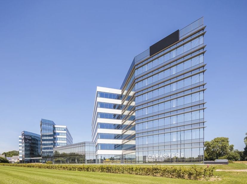 Fenomenaal gelegen kantoorruimte van 575 m² te huur, langs én met zicht van de E40 te Aalst. De kantoren situeren zich op de 5e verdieping van een mod