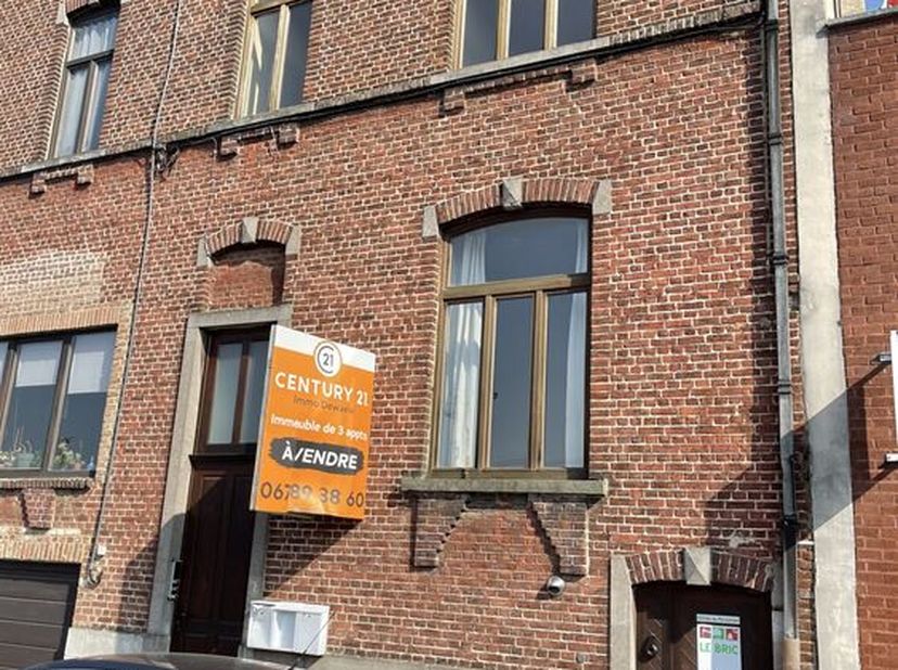 Situé à un pas de la gare, Century 21 Immo Dewaele vous propose cet immeuble de rapport composé de 3 appartements dotés chacun d&#039;une chaudière individ