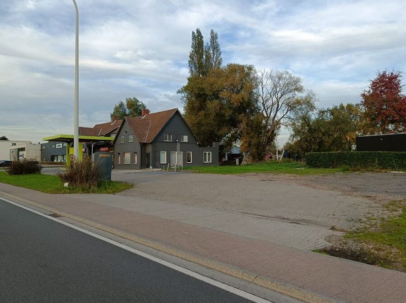 Deze verharde parking biedt parkeerruimte voor ongeveer 10 vrachtwagens en bevindt zich vlakbij afrit 8 Rumst E19, waardoor het de ideale uitvalsbasis