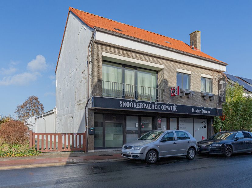 Deze voormalige ruime snookerzaak met woonst te Opwijk omvat een gedeelte taverne met toog, een grote zaal (snookertafels te bespreken), apart sanitai