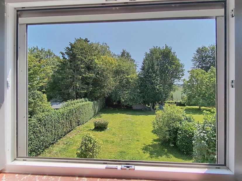Quartier BARA  Ravissante villa de charme face aux champs&lt;br /&gt;
Dans le quartier prisé de la Chaussée Bara, au calme absolu et avec une vue dégagée su