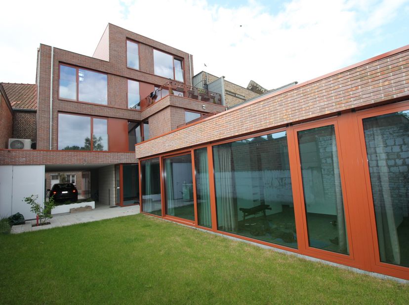 Cet appartement de 104m² respire le luxe grâce à ses finitions de qualité et au choix de matériaux de qualité. Grâce aux panneaux solaires, à la pompe