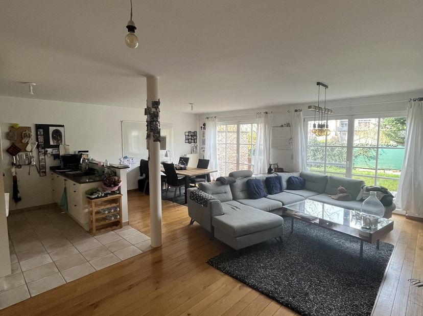 ENERGIEZUINIGE WONING IN DOODLOPENDE STRAAT MET CENTRALE LIGGING IN NOSSEGEM: bus -en treinhalte op wandelafstand; op -en afrit autosnelweg op 1 km; s