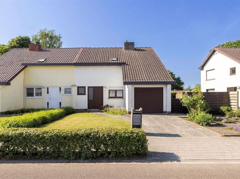 HOB met 3 slpks op een perceel van 421m² met zicht op de Kleine Nete.&lt;br /&gt;
Gelegen in de zeer gegeerde buurt het &#039;Spaans Hof&#039; met speelterreinen, wan