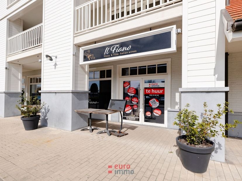 OVERNAME HANDELSZAAK&lt;br /&gt;
&lt;br /&gt;
Gelegen in het midden van de jachthaven langs de wandelpromenade tussen Nieuwpoort-Bad en Nieuwpoort-Stad vindt wij
