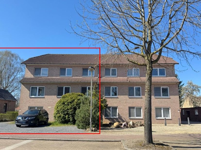 Deze building omvat 5 ruime appartementen met 5 bovengrondse garages en is voorzien van een gemeenschappelijke kelder en binnenkoer.&lt;br /&gt;
&lt;br /&gt;
INDE